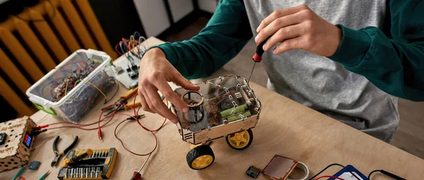 기술자 기술자는 기술적 도구와 부품을 드라이버를 테이블에 로봇을 수정한다 — 스톡 사진
