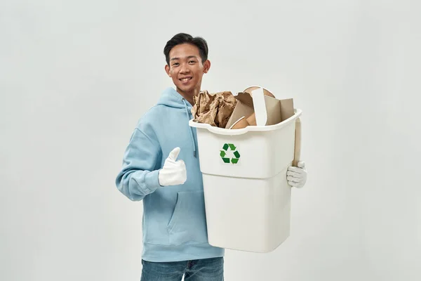 Usmívající Asiat Držící Popelnici Lepenkovým Odpadkem Ukazující Palec Nahoru Ekologická — Stock fotografie