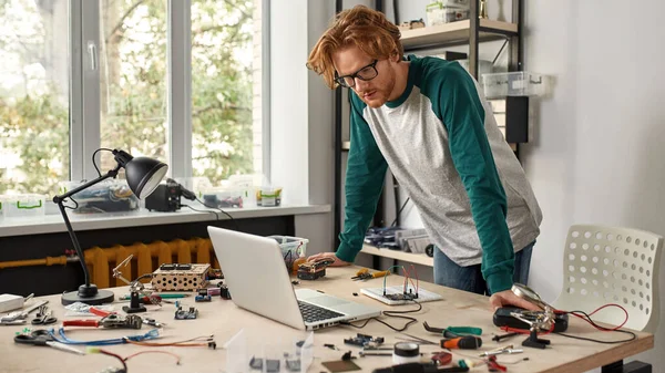Férfi Technikus Vagy Mérnök Néz Laptop Csatlakozik Mikrochip Irodában Fiatal — Stock Fotó