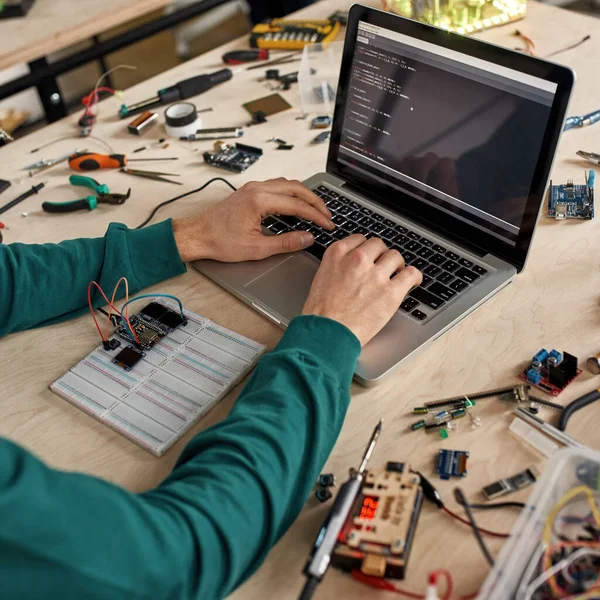 Vágott Férfi Technikus Vagy Programozó Programozási Kód Mikrochip Laptopon Irodában — Stock Fotó