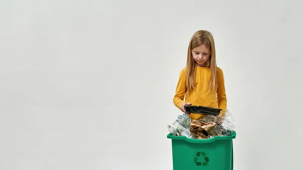 完全なゴミ箱からプラスチック板を保持白人の女の子 ゴミの分別 生態系の安全 廃棄物処理とリサイクル 環境の持続可能性 白地だ スタジオ撮影 スペースのコピー — ストック写真