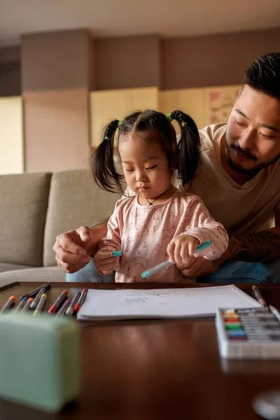 Father Daughter Drawing Felt Tip Pens Copybook Table Asian Man — Foto de Stock