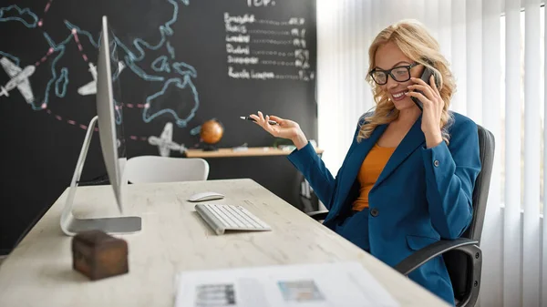Widok Boczny Bizneswoman Rozmawiający Smartfonie Podczas Pracy Przy Biurku Komputerem — Zdjęcie stockowe