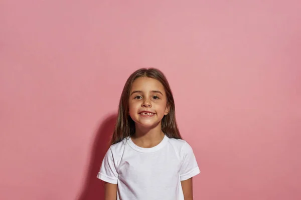 Retrato Una Niña Europea Sonriente Mirando Cámara Hija Generación Zoómeros —  Fotos de Stock