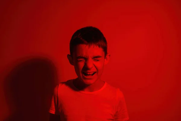 烦躁的高加索小男孩 紧闭双眼尖叫着 男婴的祖传后代 现代年轻人生活方式的概念 被红色背景隔离 工作室拍摄 复制空间 — 图库照片