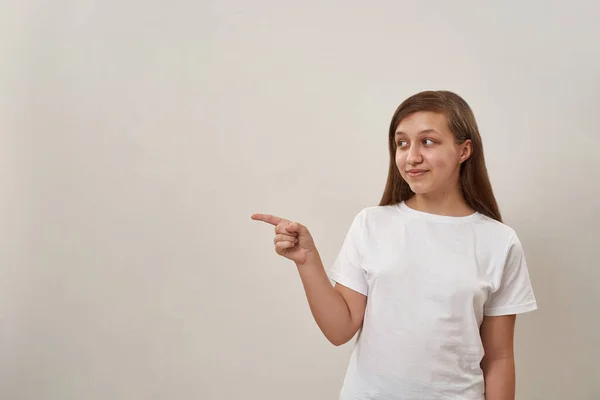 Mosolygó Fehér Tinédzser Lány Ujjal Mutogatott Félrenézett Zoomer Generáció Női — Stock Fotó