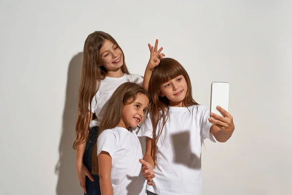 Chicas Haciendo Gesto Cuerno Cabeza Novia Durante Toma Selfie Teléfono —  Fotos de Stock