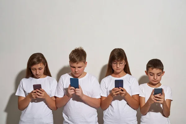Niños Niñas Caucásicos Concentrados Usando Viendo Teléfonos Inteligentes Amigos Generación —  Fotos de Stock
