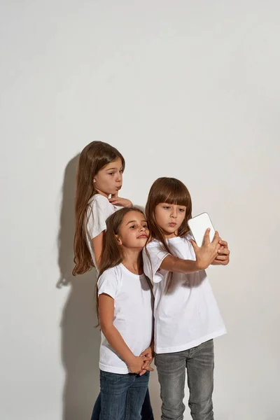 Троє Прекрасних Дівчат Каукасян Роблять Самовідтворення Смартфоні Друзі Покоління Зоомерів — стокове фото
