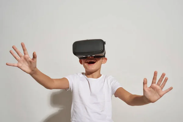 Niño Pequeño Usando Auriculares Realidad Virtual Niño Varón Generación Zoómeros —  Fotos de Stock