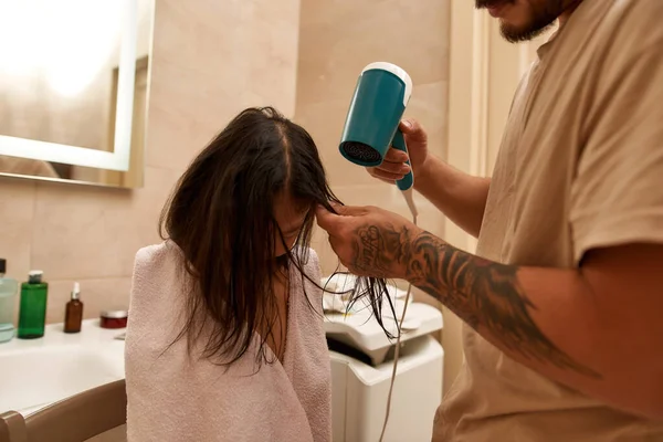 Kesilmiş Baba Asyalı Küçük Kızının Islak Saçlarını Banyoda Saç Kurutma — Stok fotoğraf