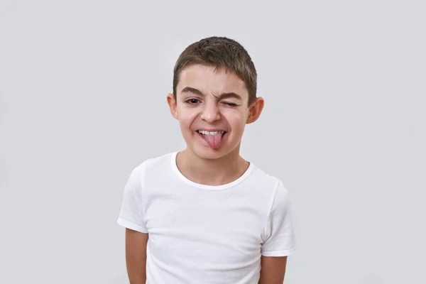 Biały Chłopiec Mruga Wystający Język Patrzący Kamerę Męskie Dziecko Pokolenia — Zdjęcie stockowe