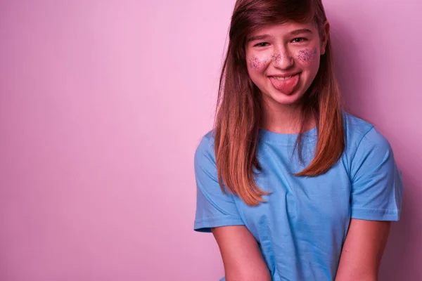 Bromeando Chica Adolescente Caucásica Con Lentejuelas Colores Que Sobresalen Lengua Fotos de stock libres de derechos