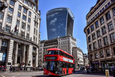 Londra, İngiltere - 27 Ekim 2017: Gökdelen The Fenchurch Building veya The Walkie-Talkie eski kasabadan gizlice gözetliyor. Ön planda 15 numaralı çift katlı kırmızı otobüs..