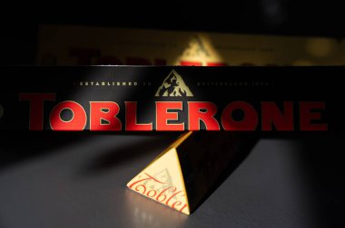 Sezimovo Usti, Çek Cumhuriyeti - 24 Mart 2023: Matterhorn dağlı Toblerone çikolatası, İsviçre. Eski logo.