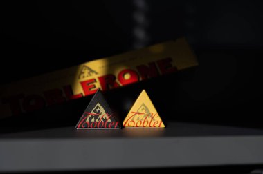 Sezimovo Usti, Çek Cumhuriyeti - 24 Mart 2023: İsviçre çikolatalı Toblerone üretimi Slovakya 'ya taşınacak. Geleneksel Matterhorn logosu çikolatadan kaybolacak..