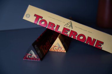 Sezimovo Usti, Çek Cumhuriyeti - 24 Mart 2023: İsviçre çikolatalı Toblerone üretimi Slovakya 'ya taşınacak. Geleneksel Matterhorn logosu çikolatadan kaybolacak..