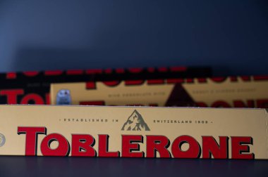 Sezimovo Usti, Çek Cumhuriyeti - 24 Mart 2023: İsviçre çikolatalı Toblerone üretimi Slovakya 'ya taşınacak. Geleneksel Matterhorn logosu çikolatadan kaybolacak..