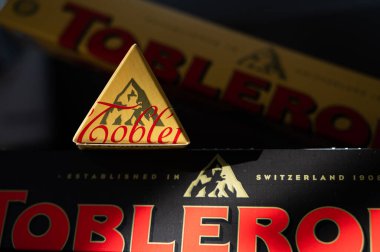 Sezimovo Usti, Çek Cumhuriyeti - 24 Mart 2023: İsviçre çikolatalı Toblerone üretimi Slovakya 'ya taşınacak. Geleneksel Matterhorn logosu çikolatadan kaybolacak..