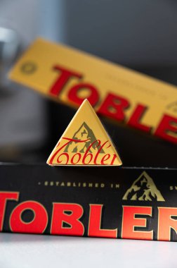 Sezimovo Usti, Çek Cumhuriyeti - 24 Mart 2023: İsviçre çikolatalı Toblerone üretimi Slovakya 'ya taşınacak. Geleneksel Matterhorn logosu çikolatadan kaybolacak..