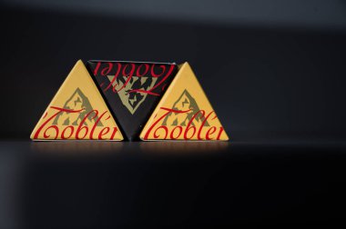 Sezimovo Usti, Çek Cumhuriyeti - 24 Mart 2023: İsviçre çikolatalı Toblerone üretimi Slovakya 'ya taşınacak. Geleneksel Matterhorn logosu çikolatadan kaybolacak..