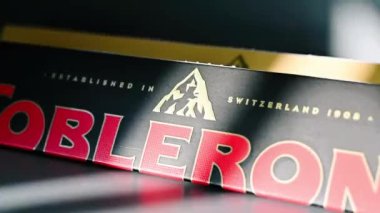 Sezimovo Usti, Çek Cumhuriyeti - 24 Mart 2023: İsviçre çikolatalı Toblerone üretimi Slovakya 'ya taşınacak. Geleneksel Matterhorn logosu çikolatadan kaybolacak..