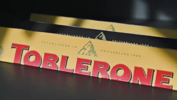 捷克共和国塞齐莫沃乌斯季 2023年3月24日 瑞士巧克力托夫莱龙的生产将转移到斯洛伐克 传统的Matterhorn标志将从巧克力中消失 — 图库视频影像