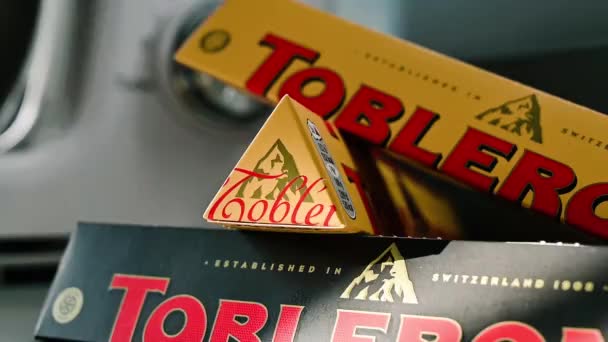 捷克共和国塞齐莫沃乌斯季 2023年3月24日 瑞士巧克力托夫莱龙的生产将转移到斯洛伐克 传统的Matterhorn标志将从巧克力中消失 — 图库视频影像