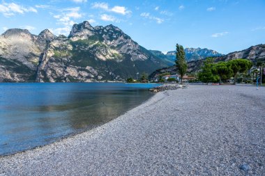 Garda Gölü - Lago di Garda ya da Lago Benaco ve The Nago - Torbole şehri. İtalya 'nın en büyük gölü Kuzey İtalya' dadır..