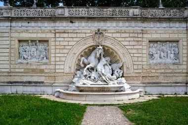 Bologna, İtalya - 10 Temmuz 2022: Scalea della Montagnola manzarası, atlarla heykel