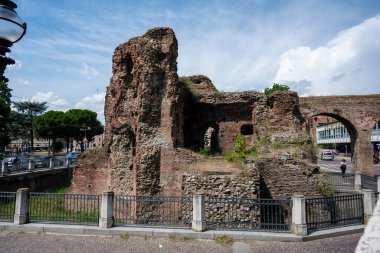 Bologna, İtalya - 10 Temmuz 2022: Castello di Porta Galliera harabeleriyle İtalya 'nın Bologna kentindeki Parco della Montagnola' da merdiven