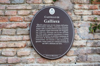 Bologna, İtalya - 10 Temmuz 2022: Castello di Porta Galliera harabeleriyle İtalya 'nın Bologna kentindeki Parco della Montagnola' da merdiven