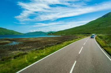 İskoçya 'nın güzel manzarası yeşillik dolu, yaz tatili için ideal bir yer.