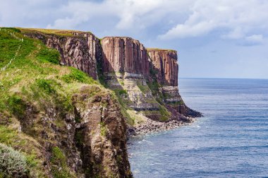 İskoçya 'nın Skye Adası' ndaki Red Kilt Rock ve Mealt Falls 'da gökyüzü ve deniz renkleriyle