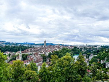 İsviçre 'nin Bern şehrinden akan güzel mavi Aare Nehri.