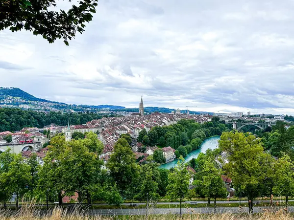 İsviçre 'nin Bern şehrinden akan güzel mavi Aare Nehri.
