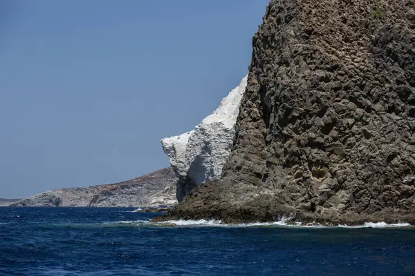 Milos Adası, Yunanistan - güzel su ve kıyı