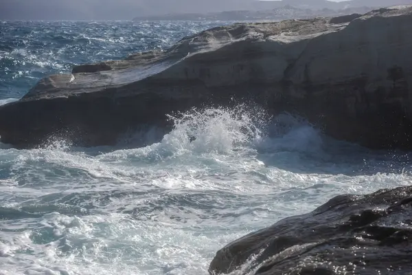 Milos Adası, Yunanistan - güzel su ve kıyı