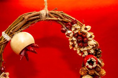 Noel tacı - hammaddeyle el yapımı süsler