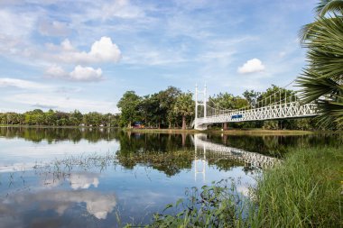 NAKHON RATCHASIMA, THAILAND - 17 Mart 2020: Nakhon Ratchasima, Tayland 'daki Bung Ta Lua Su Parkı' ndaki beyaz köprü