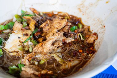 Domuz etli erişte ve Tayland usulü köfte. Adı Bot Noodles.