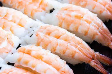 Ebi Nigiri Suşi ya da suşi karidesi Japon geleneksel yemeğidir..