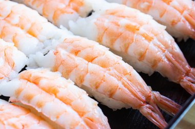 Ebi Nigiri Suşi ya da suşi karidesi Japon geleneksel yemeğidir..