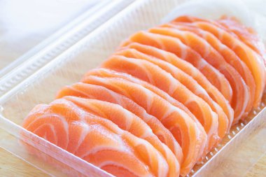 Kutuda çiğ somon balığı dilimi.