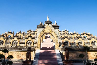 Tayland 'ın Roi Et' inde mavi gökyüzü ile Pa Kung Tapınağında kum taşı pagoda
