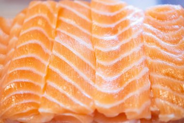 Bir Japon restoranında dilimlenmiş taze çiğ somon balığı. Taze somon balığı ve Japon yemeği konsepti.