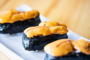 Beyaz tabakta uni sushi. Deniz kestanesi (uni sashimi), Japon yemeği.