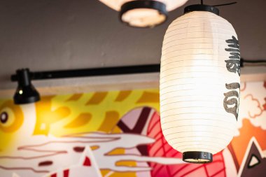 Suşi için Japon karakterli turuncu fener..