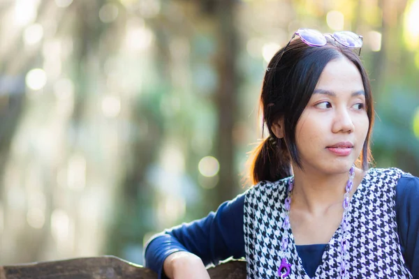 有魅力 年轻的亚洲女人 投寄自然背景 点亮灯光 心情轻松 — 图库照片