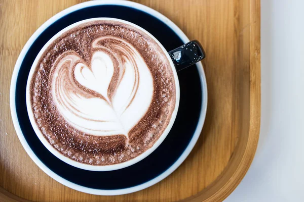 Varm Choklad Svart Keramik Kopp Med Hjärtformad Latte Konst Mönster — Stockfoto